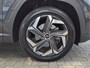 Hyundai Tucson 1.6 T-GDI PHEV Comfort Smart 4WD / Dealer onderhouden / Fabrieksgarantie tot 05-2027 / All season banden / Stuur- & Stoelverwarming / Trekgewicht 1350 kg / Elektrische achterklep / Achteruitrijcamera / Apple Carplay Android Auto /