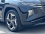 Hyundai Tucson 1.6 T-GDI PHEV Comfort 4WD / Fabrieksgarantie tot 07-2027 / Accu SoH 100 % / 1.350 kg trekgewicht / Navigatie / Stuur- & Stoelverwarming / Apple Carplay Android / 19" LM wielen /