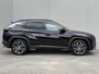 Hyundai Tucson 1.6 T-GDI PHEV Premium Sky 4WD /Accu SoH 100 % / Fabrieksgarantie tot 10-2029 / Panorama schuifdak / Dealer Onderhouden / HUD / Apple Carplay Android Auto / Camera / Elektr. stoelen & klep / Stoelventilatie / Stuur-, stoel- en achterbankverwarming / Stoelverkoeling / 19" LM wielen & All Season banden /