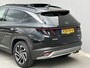 Hyundai Tucson 1.6 T-GDI PHEV Premium Sky 4WD /Accu SoH 100 % / Fabrieksgarantie tot 10-2029 / Panorama schuifdak / Dealer Onderhouden / HUD / Apple Carplay Android Auto / Camera / Elektr. stoelen & klep / Stoelventilatie / Stuur-, stoel- en achterbankverwarming / Stoelverkoeling / 19" LM wielen & All Season banden /