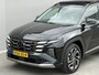 Hyundai Tucson 1.6 T-GDI PHEV Premium Sky 4WD /Accu SoH 100 % / Fabrieksgarantie tot 10-2029 / Panorama schuifdak / Dealer Onderhouden / HUD / Apple Carplay Android Auto / Camera / Elektr. stoelen & klep / Stoelventilatie / Stuur-, stoel- en achterbankverwarming / Stoelverkoeling / 19" LM wielen & All Season banden /