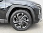Hyundai Tucson 1.6 T-GDI PHEV Premium Sky 4WD /Accu SoH 100 % / Fabrieksgarantie tot 10-2029 / Panorama schuifdak / Dealer Onderhouden / HUD / Apple Carplay Android Auto / Camera / Elektr. stoelen & klep / Stoelventilatie / Stuur-, stoel- en achterbankverwarming / Stoelverkoeling / 19" LM wielen & All Season banden /