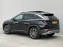 Hyundai Tucson 1.6 T-GDI PHEV Premium Sky 4WD /Accu SoH 100 % / Fabrieksgarantie tot 10-2029 / Panorama schuifdak / Dealer Onderhouden / HUD / Apple Carplay Android Auto / Camera / Elektr. stoelen & klep / Stoelventilatie / Stuur-, stoel- en achterbankverwarming / Stoelverkoeling / 19" LM wielen & All Season banden /