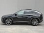 Hyundai Tucson 1.6 T-GDI PHEV Premium Sky 4WD /Accu SoH 100 % / Fabrieksgarantie tot 10-2029 / Panorama schuifdak / Dealer Onderhouden / HUD / Apple Carplay Android Auto / Camera / Elektr. stoelen & klep / Stoelventilatie / Stuur-, stoel- en achterbankverwarming / Stoelverkoeling / 19" LM wielen & All Season banden /