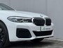 BMW 5-Serie Touring 530e High Executive INDIVIDUAL / Dealer Onderhouden / Harman Kardon / 1.700 kg Trekgewicht / Elektrische Verstelbare Stoelen / Stoelverwarming / Parkeersensoren Voor en Achter / Elek. Achterklep / Navigatie /