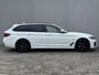 BMW 5-Serie Touring 530e High Executive INDIVIDUAL / Dealer Onderhouden / Harman Kardon / 1.700 kg Trekgewicht / Elektrische Verstelbare Stoelen / Stoelverwarming / Parkeersensoren Voor en Achter / Elek. Achterklep / Navigatie /