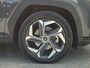 Hyundai Tucson 1.6 T-GDI PHEV Comfort Smart 4WD / Fabrieksgarantie tot 02-2029 / Dealer onderhouden / Glazen schuif- en kanteldak / Stuur- & Stoelverwarming / Trekgewicht 1350 kg / Achteruitrijcamera / Apple Carplay Android Auto / Adaptief cruise control /