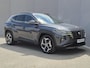 Hyundai Tucson 1.6 T-GDI PHEV Comfort Smart 4WD / Fabrieksgarantie tot 02-2029 / Dealer onderhouden / Glazen schuif- en kanteldak / Stuur- & Stoelverwarming / Trekgewicht 1350 kg / Achteruitrijcamera / Apple Carplay Android Auto / Adaptief cruise control /
