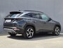Hyundai Tucson 1.6 T-GDI PHEV Comfort Smart 4WD / Fabrieksgarantie tot 02-2029 / Dealer onderhouden / Glazen schuif- en kanteldak / Stuur- & Stoelverwarming / Trekgewicht 1350 kg / Achteruitrijcamera / Apple Carplay Android Auto / Adaptief cruise control /