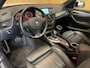 BMW X1 SDrive20i|M-PAKKET|BLACK&WHITE|AUTOMAAT|PANORAMADAK|SPORT VOLLEDER|STOELVERWARMING-V|NAVIGATIE|CLIMATE+CRUISE CONTROL|PDC-A