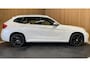 BMW X1 SDrive20i|M-PAKKET|BLACK&WHITE|AUTOMAAT|PANORAMADAK|SPORT VOLLEDER|STOELVERWARMING-V|NAVIGATIE|CLIMATE+CRUISE CONTROL|PDC-A