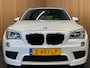 BMW X1 SDrive20i|M-PAKKET|BLACK&WHITE|AUTOMAAT|PANORAMADAK|SPORT VOLLEDER|STOELVERWARMING-V|NAVIGATIE|CLIMATE+CRUISE CONTROL|PDC-A