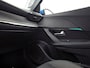 Peugeot e-2008 EV Blue Sport Allure 50 kWh Automaat (SOH 91,2%, APPLE CARPLAY, GROOT NAVI, 360 CAMERA, SPORTSTOELEN, GETINT GLAS, KEYLESS, NIEUWSTAAT)