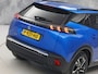 Peugeot e-2008 EV Blue Sport Allure 50 kWh Automaat (SOH 91,2%, APPLE CARPLAY, GROOT NAVI, 360 CAMERA, SPORTSTOELEN, GETINT GLAS, KEYLESS, NIEUWSTAAT)
