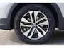 Volkswagen T-Cross 1.0 TSI Life Edition 60 maanden / 100.000km garantie, discover pro navigatie, parkeersensoren voor en achter (PDC), dodehoekdetectie (Side Assist), privacy glas, 16" 'Zurich' LMV, verwarmbare voorstoelen, climatronic, draadloos Apple Carplay & Android Auto, draadloze telefoonlader, adaptieve cruise control (ACC), multifunctioneel lederen stuurwiel, ambiente verlichting, regensensor, LED koplampen, elektrisch verstel-, verwarm- en inklapbare buitenspiegels etc.