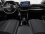 Peugeot 208 1.2 PureTech Allure Pack Automaat (VIRTUAL COCKPIT, BLACK PACK, APPLE CARPLAY, GROOT NAVI, 360 CAMERA, SPORTSTOELEN, GETINT GLAS, LM VELGEN, NIEUWSTAAT)