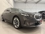 BMW 5-Serie 530e Edition PANO/H&K/HEAD-UP/LEER-SPORT/CURVED-DISPLAY/360CAMERA/20"/LED-ADAPTIVE/KEYLESS/ELECTR.TREKHAAK/NIEUW-MODEL2025/BTW-AUTO/FABRIEKS-GARANTIE T/M 06-2027