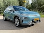 Hyundai Kona Electric EV Premium 64 kWh Long Range / SoH 97.8% / Automaat / Camera / Stoelverwarming - Airco / Leder / PDC /