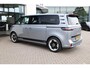 Volkswagen ID. Buzz Pro Bulli 86 kWh LWB 7p. Harman & Kardon 7p head up 3 zone clima area view LED matrix Bulli Edition 20" LMV elektrische achterklep sluithulp schuifdeuren