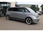 Volkswagen ID. Buzz Pro Bulli 86 kWh LWB 7p. Harman & Kardon 7p head up 3 zone clima area view LED matrix Bulli Edition 20" LMV elektrische achterklep sluithulp schuifdeuren