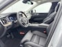Volvo XC60 T6 Recharge Ultra Dark | 20" | Luchtvering | Trekhaak | Head-Up | Panoramadak | Elektr. verst. stoelen | Full LED | Harman Kardon | ACC | BLIS