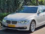 BMW 3-Serie 320i Luxury Edition Individual Schuifdak Apple CarPlay Virtual dash Camera LED NAP 2e eigenaar 320i Luxury Edition
