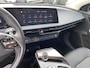Kia EV6 Air 58 kWh Navigatie, dodehoekdetectie, stoel- & stuurverwarming, Apple CarPlay/Android Auto, parkeersensoren rondom