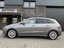 Mercedes-Benz B-klasse 180 Business Solution AMG | 1E EIGENAAR | 3/6/12MND GARANTIE | LEDER | LED | AUTOMAAT | DAB | CARPLAY | CRUISE | CLIMA | STOELVERWM. |