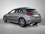Mercedes-Benz A-klasse 180 AMG Nightpakket | Panoramadak | Sfeerverlichting | Keyless Go | CarPlay | Keyless GO | Stoelverwarming | Inclusief 24 maanden Mercedes-Benz Certified garantie voor Europa.