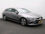 Mercedes-Benz CLA Shooting Brake 180 Business Solution Luxury Trekhaak | Parkeerpakket met achteruitrijcamera | Sfeerverlichting | Ledkoplampen | Stoelverwarming. Inclusief 24 maanden Mercedes-Benz Certified garantie voor Europa.