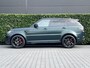 Land Rover Range Rover Sport P575 SVR Carbon Edition, SV BESPOKE SATIN, VOLLEDIG PPF, PANORAMADAK, SCHAALSTOELEN, MERIDIAN, 360-CAMERA, CRUISE, HUD, KEYLESS, DODEHOEK, STOELVERWARMING/VENTILATIE, STUURVERWARMING, LICHTMETAAL 22"