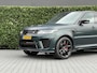 Land Rover Range Rover Sport P575 SVR Carbon Edition, SV BESPOKE SATIN, VOLLEDIG PPF, PANORAMADAK, SCHAALSTOELEN, MERIDIAN, 360-CAMERA, CRUISE, HUD, KEYLESS, DODEHOEK, STOELVERWARMING/VENTILATIE, STUURVERWARMING, LICHTMETAAL 22"