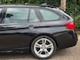 BMW 3-Serie 320i High Ex Touring M Sport Touring Apple CarPlay 18inch Velgen NAP NL 100% Onderhouden 2e eigenaar