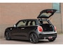 MINI Cooper 1.5 Chili, 84.000km, Half leder, Head-up, Stoelverwarming, Full LED, Navigatie, PDC, Sportstoelen.