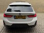 BMW 3-Serie 320e M Sport | Facelift | Panoramadak | Innovation Pack | Adaptieve LED | Adaptieve cruise | CarPlay | Wide screen | Camera | Sportstoelen half leder | Stoelverwarming | Head up | Keyless | Memory | Sfeerverlichting | Harman&kardon | Shadow Line | Elektrische achterklep | Volledig dealeronderhouden