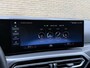 BMW 3-Serie 320e M Sport | Facelift | Panoramadak | Innovation Pack | Adaptieve LED | Adaptieve cruise | CarPlay | Wide screen | Camera | Sportstoelen half leder | Stoelverwarming | Head up | Keyless | Memory | Sfeerverlichting | Harman&kardon | Shadow Line | Elektrische achterklep | Volledig dealeronderhouden
