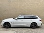BMW 3-Serie 320e M Sport | Facelift | Panoramadak | Innovation Pack | Adaptieve LED | Adaptieve cruise | CarPlay | Wide screen | Camera | Sportstoelen half leder | Stoelverwarming | Head up | Keyless | Memory | Sfeerverlichting | Harman&kardon | Shadow Line | Elektrische achterklep | Volledig dealeronderhouden