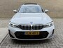 BMW 3-Serie 320e M Sport | Facelift | Panoramadak | Innovation Pack | Adaptieve LED | Adaptieve cruise | CarPlay | Wide screen | Camera | Sportstoelen half leder | Stoelverwarming | Head up | Keyless | Memory | Sfeerverlichting | Harman&kardon | Shadow Line | Elektrische achterklep | Volledig dealeronderhouden