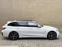BMW 3-Serie 320e M Sport | Facelift | Panoramadak | Innovation Pack | Adaptieve LED | Adaptieve cruise | CarPlay | Wide screen | Camera | Sportstoelen half leder | Stoelverwarming | Head up | Keyless | Memory | Sfeerverlichting | Harman&kardon | Shadow Line | Elektrische achterklep | Volledig dealeronderhouden