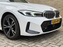 BMW 3-Serie 320e M Sport | Facelift | Panoramadak | Innovation Pack | Adaptieve LED | Adaptieve cruise | CarPlay | Wide screen | Camera | Sportstoelen half leder | Stoelverwarming | Head up | Keyless | Memory | Sfeerverlichting | Harman&kardon | Shadow Line | Elektrische achterklep | Volledig dealeronderhouden