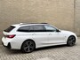 BMW 3-Serie 320e M Sport | Facelift | Panoramadak | Innovation Pack | Adaptieve LED | Adaptieve cruise | CarPlay | Wide screen | Camera | Sportstoelen half leder | Stoelverwarming | Head up | Keyless | Memory | Sfeerverlichting | Harman&kardon | Shadow Line | Elektrische achterklep | Volledig dealeronderhouden