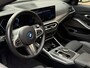 BMW 3-Serie 320e M Sport | Facelift | Panoramadak | Innovation Pack | Adaptieve LED | Adaptieve cruise | CarPlay | Wide screen | Camera | Sportstoelen half leder | Stoelverwarming | Head up | Keyless | Memory | Sfeerverlichting | Harman&kardon | Shadow Line | Elektrische achterklep | Volledig dealeronderhouden