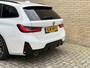 BMW 3-Serie 320e M Sport | Facelift | Panoramadak | Innovation Pack | Adaptieve LED | Adaptieve cruise | CarPlay | Wide screen | Camera | Sportstoelen half leder | Stoelverwarming | Head up | Keyless | Memory | Sfeerverlichting | Harman&kardon | Shadow Line | Elektrische achterklep | Volledig dealeronderhouden