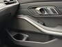 BMW 3-Serie 320e M Sport | Facelift | Panoramadak | Innovation Pack | Adaptieve LED | Adaptieve cruise | CarPlay | Wide screen | Camera | Sportstoelen half leder | Stoelverwarming | Head up | Keyless | Memory | Sfeerverlichting | Harman&kardon | Shadow Line | Elektrische achterklep | Volledig dealeronderhouden