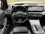 BMW 3-Serie 320e M Sport | Facelift | Panoramadak | Innovation Pack | Adaptieve LED | Adaptieve cruise | CarPlay | Wide screen | Camera | Sportstoelen half leder | Stoelverwarming | Head up | Keyless | Memory | Sfeerverlichting | Harman&kardon | Shadow Line | Elektrische achterklep | Volledig dealeronderhouden