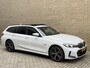 BMW 3-Serie 320e M Sport | Facelift | Panoramadak | Innovation Pack | Adaptieve LED | Adaptieve cruise | CarPlay | Wide screen | Camera | Sportstoelen half leder | Stoelverwarming | Head up | Keyless | Memory | Sfeerverlichting | Harman&kardon | Shadow Line | Elektrische achterklep | Volledig dealeronderhouden