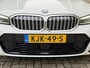 BMW 3-Serie 320e M Sport | Facelift | Panoramadak | Innovation Pack | Adaptieve LED | Adaptieve cruise | CarPlay | Wide screen | Camera | Sportstoelen half leder | Stoelverwarming | Head up | Keyless | Memory | Sfeerverlichting | Harman&kardon | Shadow Line | Elektrische achterklep | Volledig dealeronderhouden