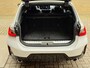 BMW 3-Serie 320e M Sport | Facelift | Panoramadak | Innovation Pack | Adaptieve LED | Adaptieve cruise | CarPlay | Wide screen | Camera | Sportstoelen half leder | Stoelverwarming | Head up | Keyless | Memory | Sfeerverlichting | Harman&kardon | Shadow Line | Elektrische achterklep | Volledig dealeronderhouden