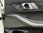 BMW 3-Serie 320e M Sport | Facelift | Panoramadak | Innovation Pack | Adaptieve LED | Adaptieve cruise | CarPlay | Wide screen | Camera | Sportstoelen half leder | Stoelverwarming | Head up | Keyless | Memory | Sfeerverlichting | Harman&kardon | Shadow Line | Elektrische achterklep | Volledig dealeronderhouden