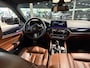 BMW 5-Serie M550i xDrive High Executive Bom vol | leder | beeldschermen achterin | en een adembenemend geluid